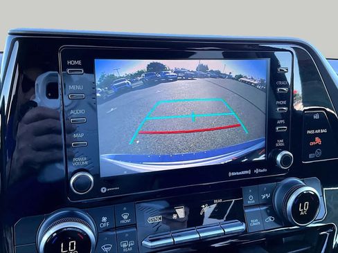 Used 2021 Toyota Highlander LE AWD/4WD image 26