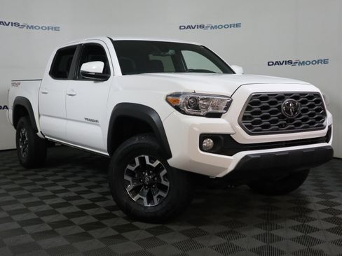Used 2023 Toyota Tacoma TRD Off-Road image 2
