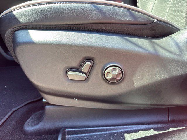 Used 2025 Chrysler Pacifica Limited FWD image 25