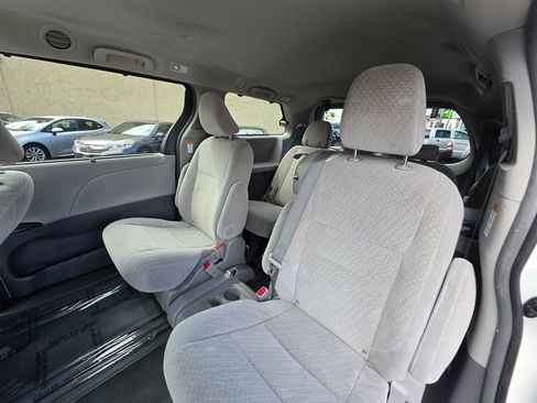 Used 2019 Toyota Sienna LE image 23