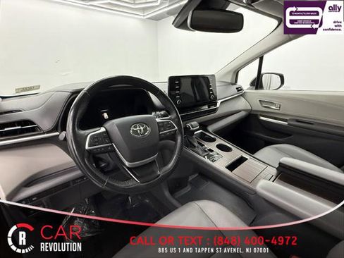 Used 2024 Toyota Sienna XLE image 19