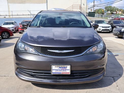 Used 2017 Chrysler Pacifica Touring w/ Tire & Wheel Group FWD image 2