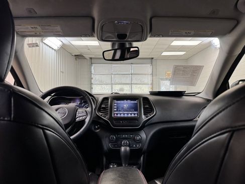 Used 2019 Jeep Cherokee Trailhawk w/ Cold Weather Group image 19