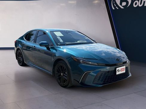 Used 2025 Toyota Camry SE FWD image 7