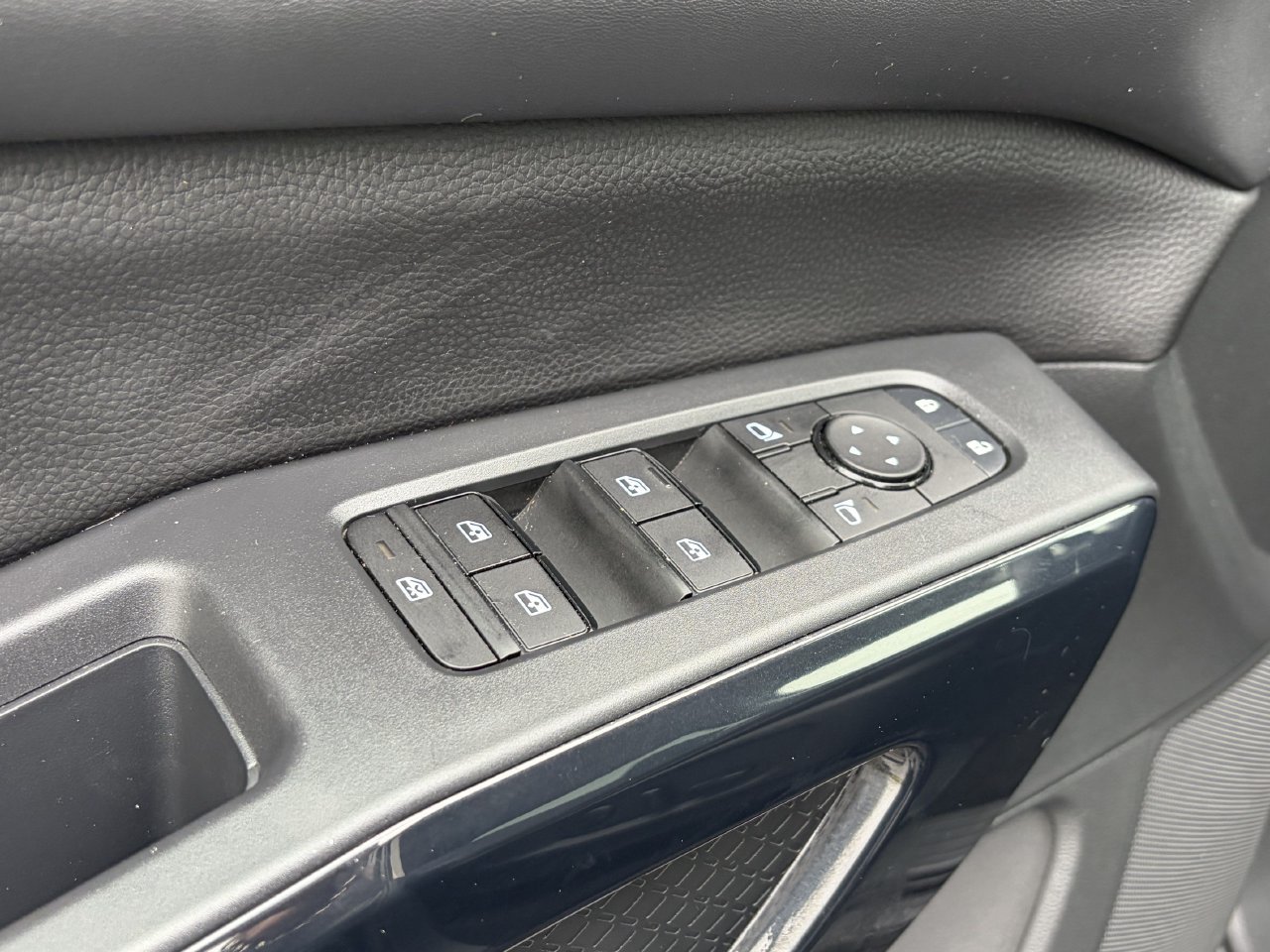 Certified 2025 Nissan Pathfinder SV FWD image 17
