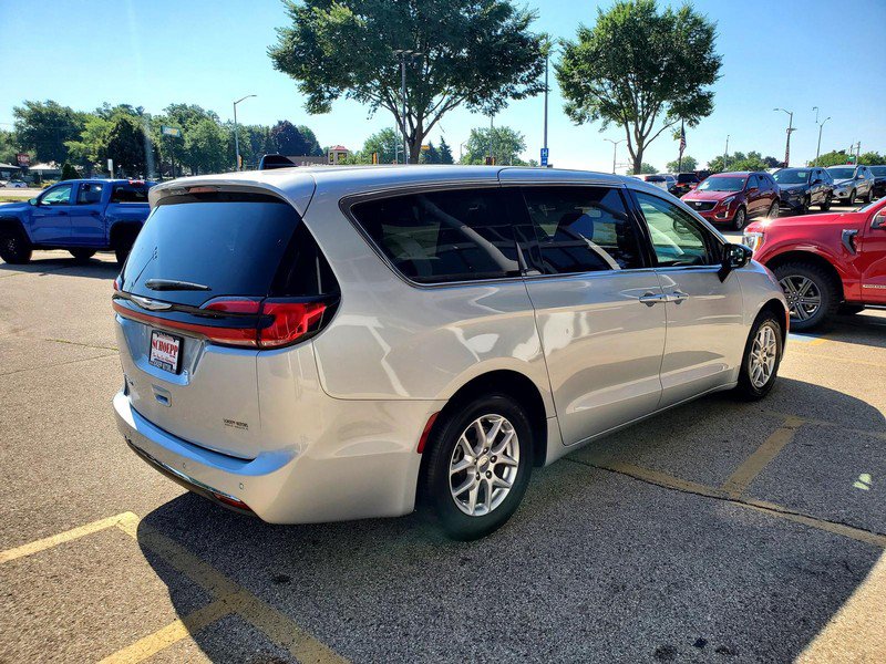 Used 2024 Chrysler Pacifica Touring-L FWD image 5