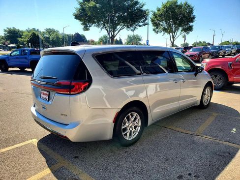 Used 2024 Chrysler Pacifica Touring-L FWD image 5