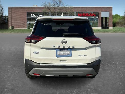 Used 2023 Nissan Rogue SV image 3