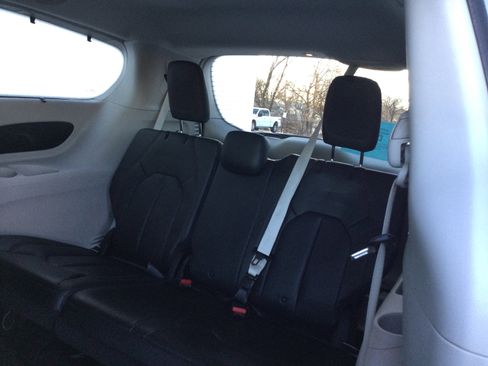 Used 2019 Chrysler Pacifica Touring-L w/ Tire & Wheel Group image 6