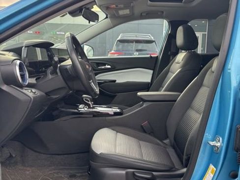 Used 2025 Chevrolet Trax LT w/ Sunroof Package FWD image 5