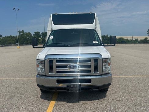 Used 2017 Ford E-450 and Econoline 450 Super Duty w/ Shuttle Bus Prep Package RWD image 11