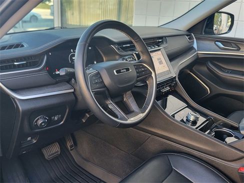 Used 2022 Jeep Grand Cherokee L Limited w/ Black Appearance Package image 9