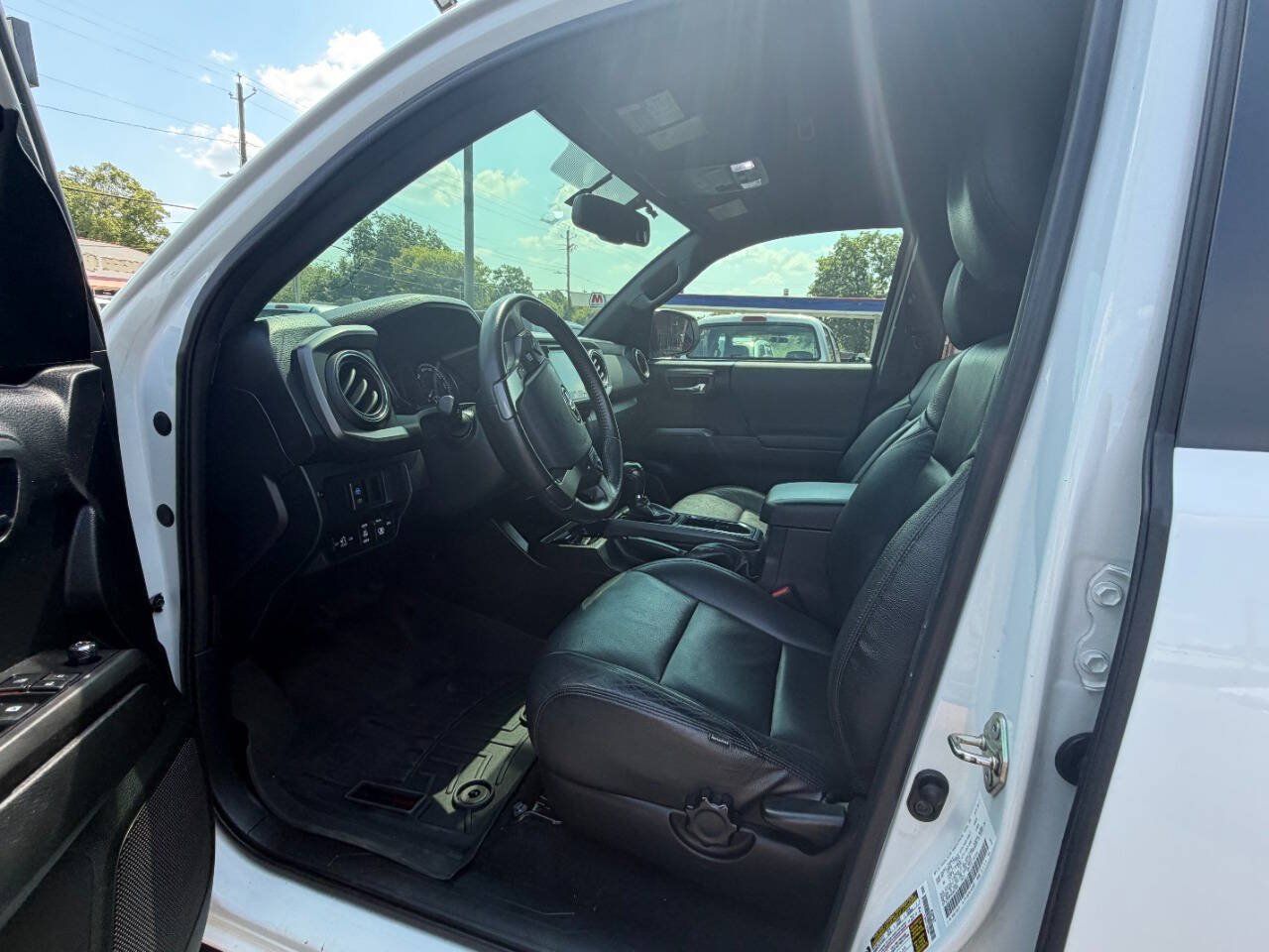Used 2017 Toyota Tacoma TRD Sport w/ Premium & Technology Package AWD/4WD image 3