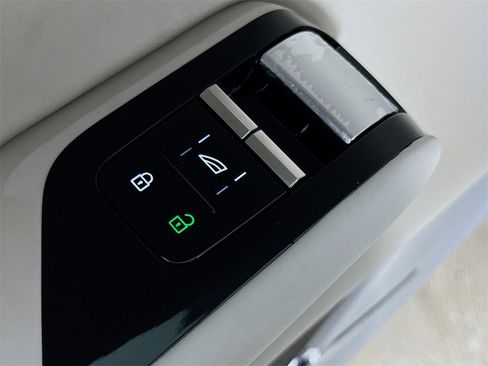 New 2025 Volvo EX90 Plus image 17