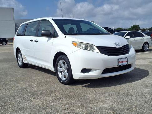 Used 2012 Toyota Sienna FWD image 2