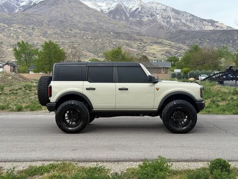 Used 2025 Ford Bronco Badlands image 8