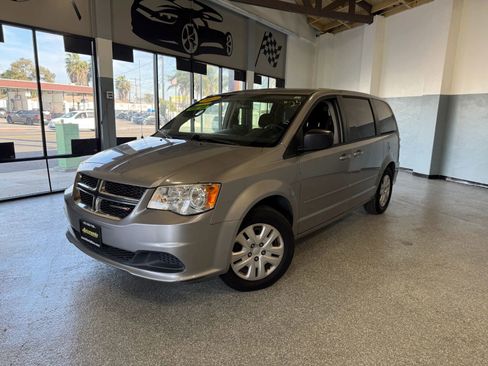 Used 2017 Dodge Grand Caravan SE FWD image 3