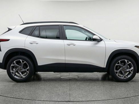 Used 2025 Chevrolet Trax LT w/ LT Convenience Package image 11