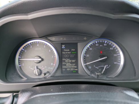 Used 2018 Toyota Highlander SE image 28