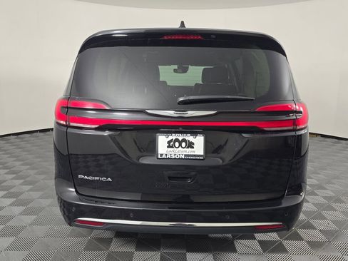 Used 2024 Chrysler Pacifica Touring-L image 4