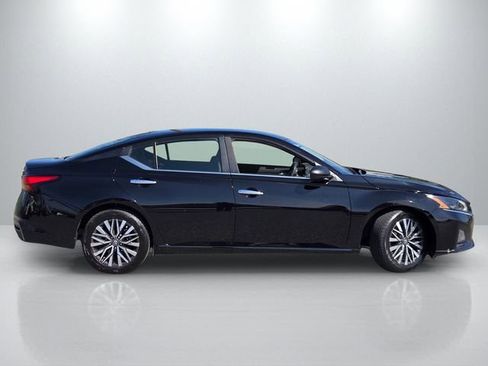 Used 2024 Nissan Altima 2.5 SV image 3
