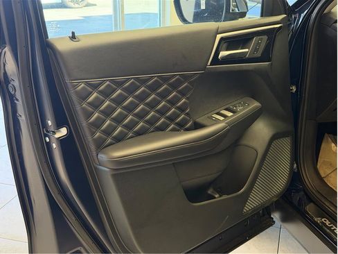 Used 2025 Mitsubishi Outlander 4WD Plug-In Hybrid image 10