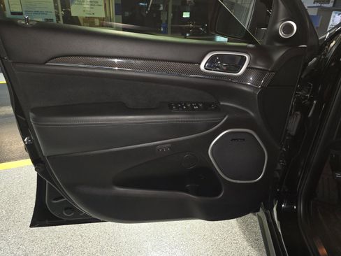 Used 2018 Jeep Grand Cherokee SRT AWD/4WD image 10