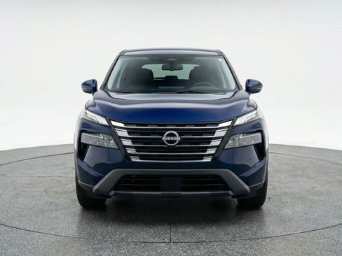 Used 2025 Nissan Rogue SV image 2