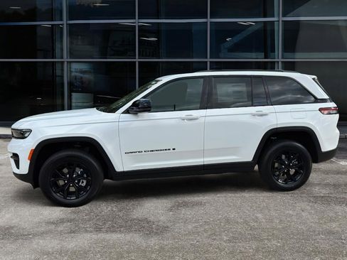 New 2025 Jeep Grand Cherokee Altitude image 4