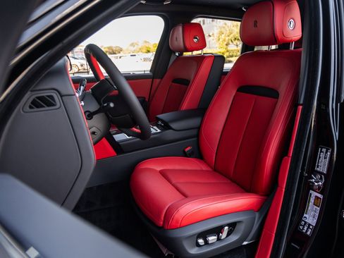 New 2026 Rolls-Royce Cullinan Black Badge image 32