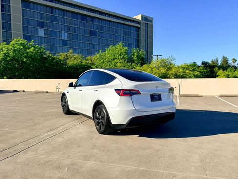 Used 2024 Tesla Model Y 2WD image 7