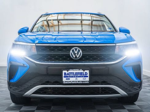 Used 2023 Volkswagen Taos SE FWD image 2