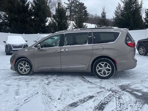 Used 2017 Chrysler Pacifica Touring-L w/ Tire & Wheel Group image 7