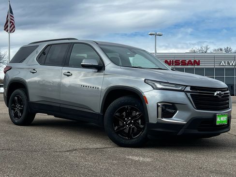 Used 2023 Chevrolet Traverse LT image 1