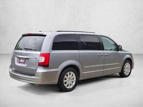 Used 2014 Chrysler Town & Country Touring FWD image 4