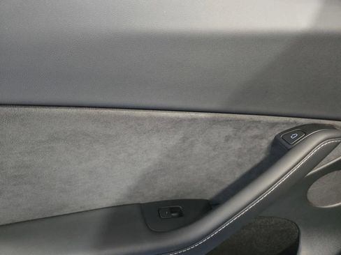 Used 2024 Tesla Model Y Performance image 11