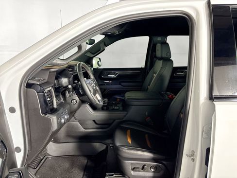 Used 2024 GMC Sierra 1500 AT4 w/ Technology Package AWD/4WD image 11