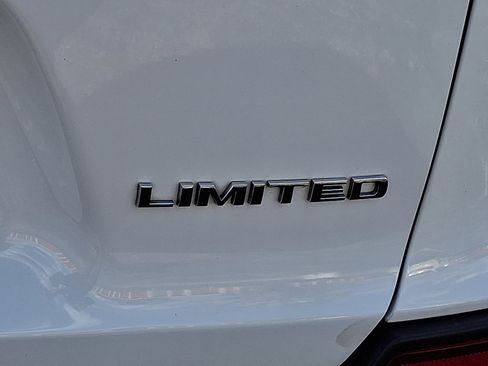 Used 2019 Jeep Cherokee Limited image 16