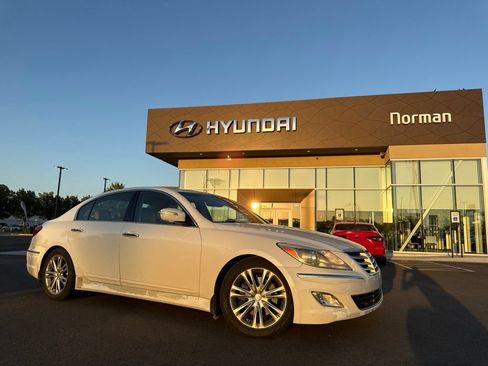 Used 2013 Hyundai Genesis 3.8 w/ Premium Pkg RWD image 5