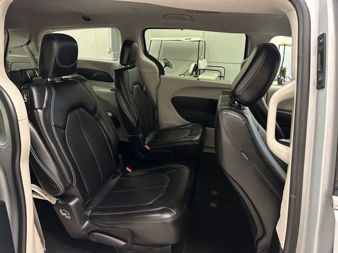 Certified 2024 Chrysler Pacifica Touring-L image 26
