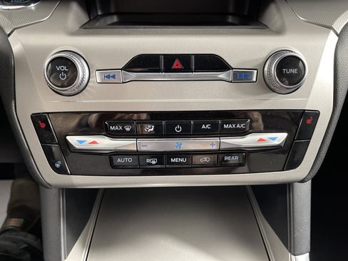 Used 2022 Ford Explorer XLT w/ Equipment Group 202A image 25