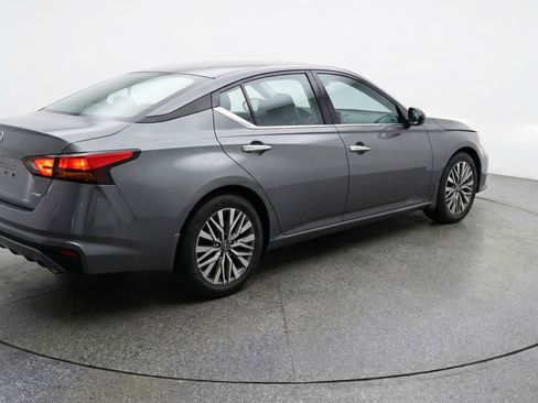 Used 2025 Nissan Altima 2.5 SV image 9