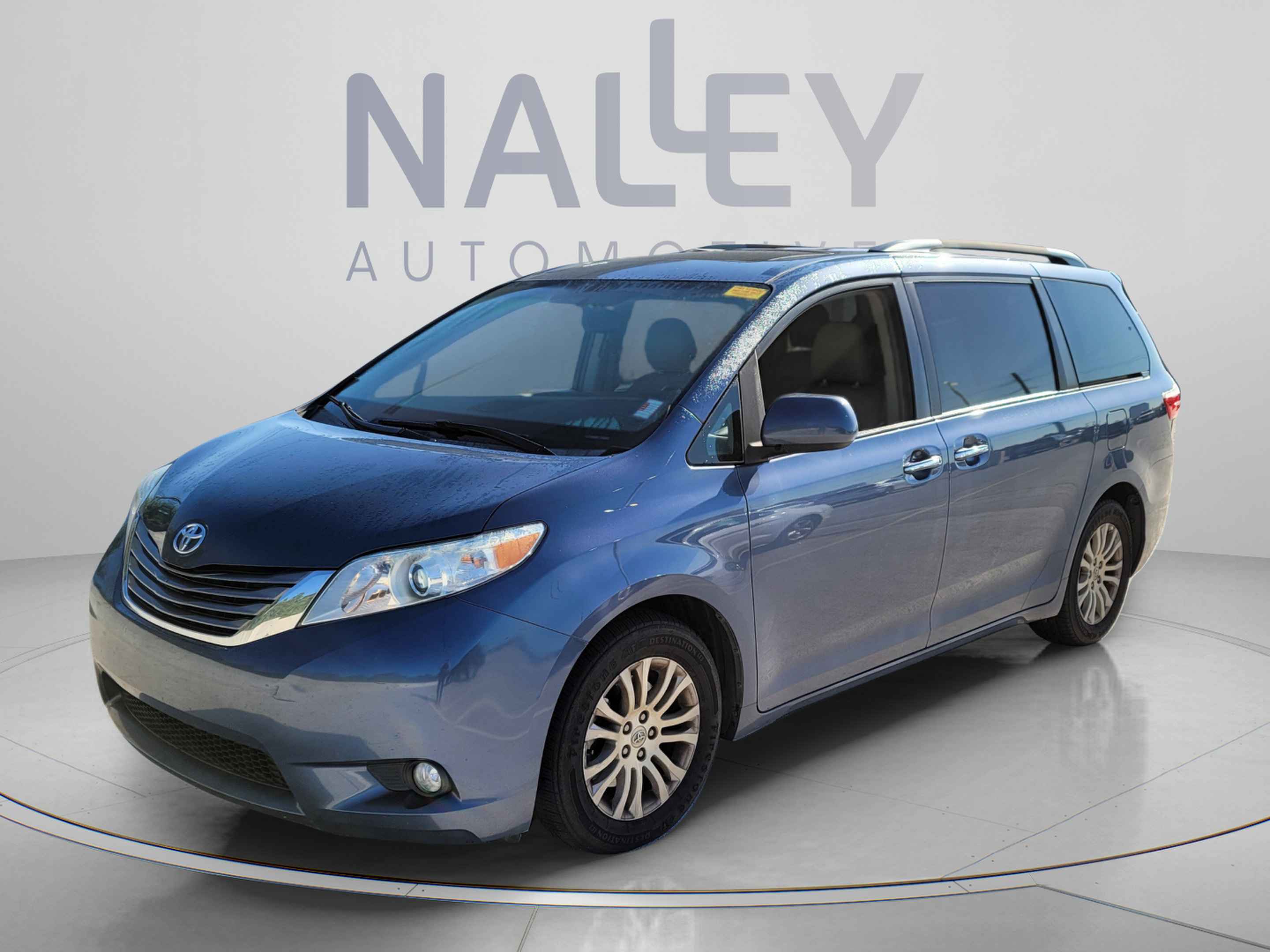 Used 2017 Toyota Sienna XLE FWD image 1