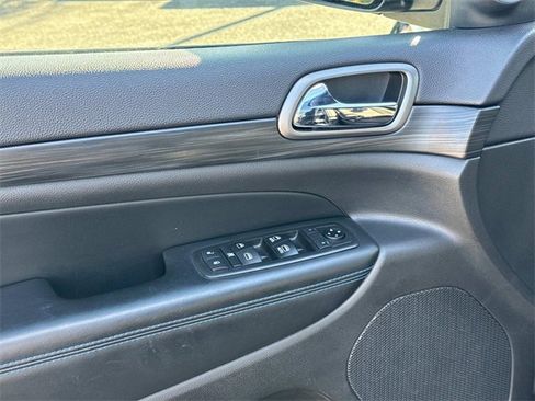 Used 2019 Jeep Grand Cherokee Laredo image 26