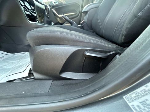 Used 2015 Ford Fiesta SE image 19