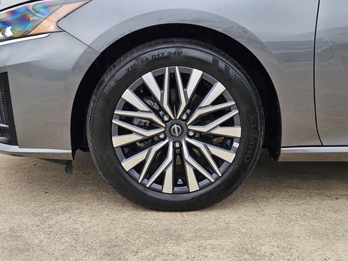 Used 2025 Nissan Altima 2.5 SV FWD image 13