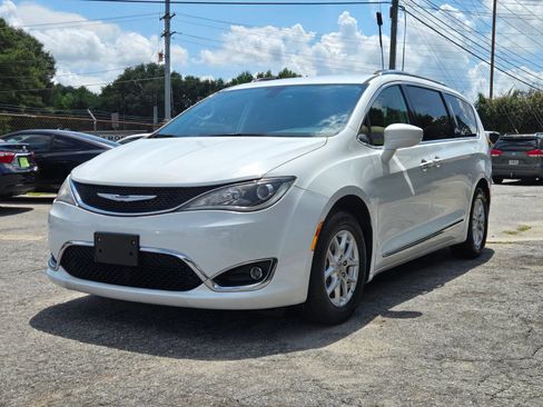 Used 2020 Chrysler Pacifica Touring-L FWD image 2