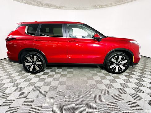 Used 2025 Mitsubishi Outlander SE FWD image 2