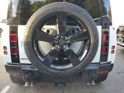 Used 2025 Land Rover Defender 110 X-Dynamic SE AWD/4WD image 9