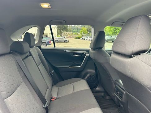 Used 2022 Toyota RAV4 XLE AWD/4WD image 16